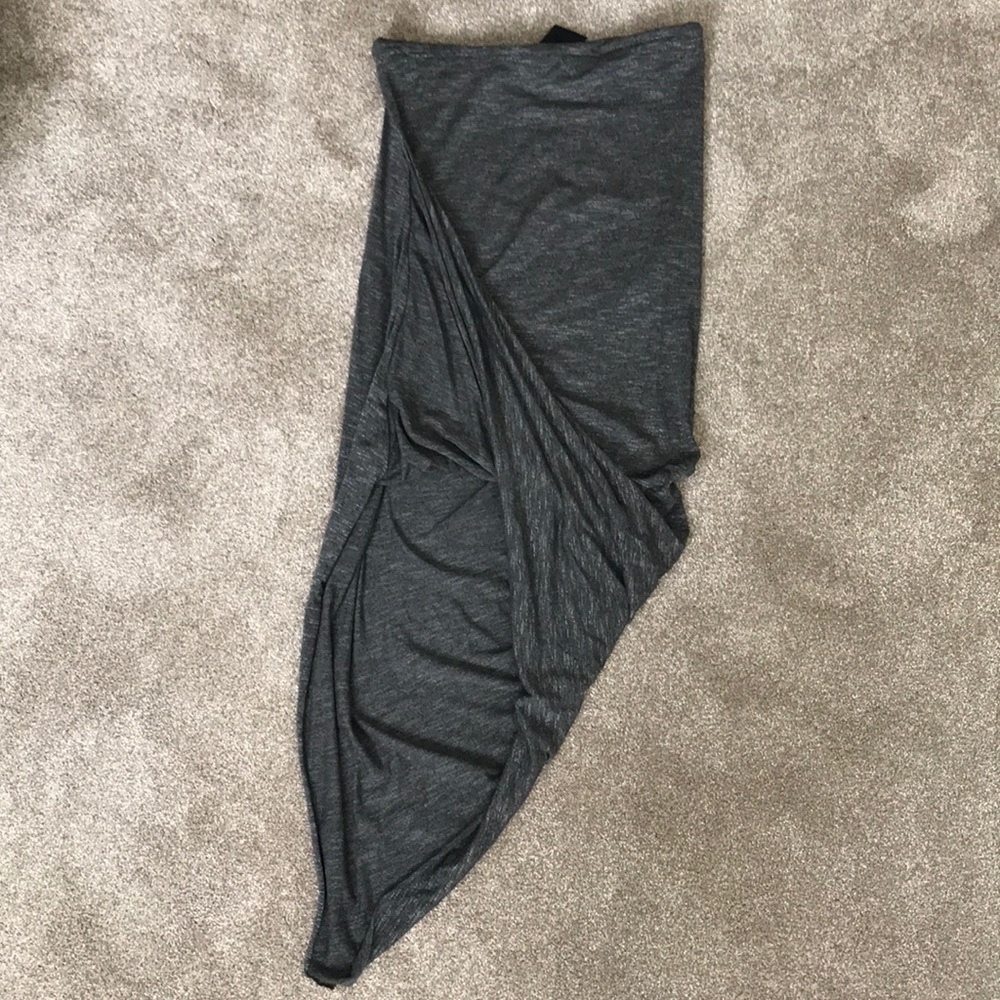 T-shirt gray wrap angled skirt